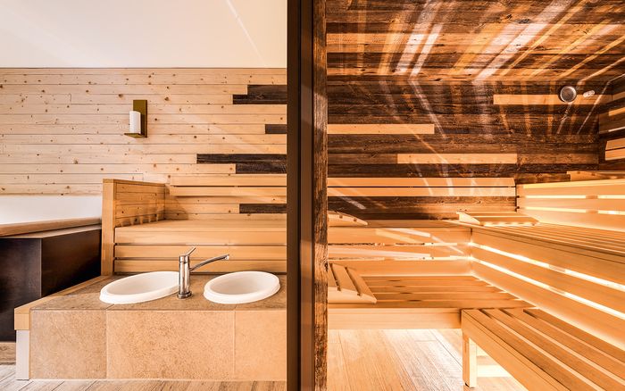 Schloss Weissenhaus: Genau wie die großzügige, in rustikalem Stil entworfene finnische Sauna in der SCHLOSSTHERME wurden die Privatsaunen nach neuestem technischen Standard konzipiert. ©soenne.com